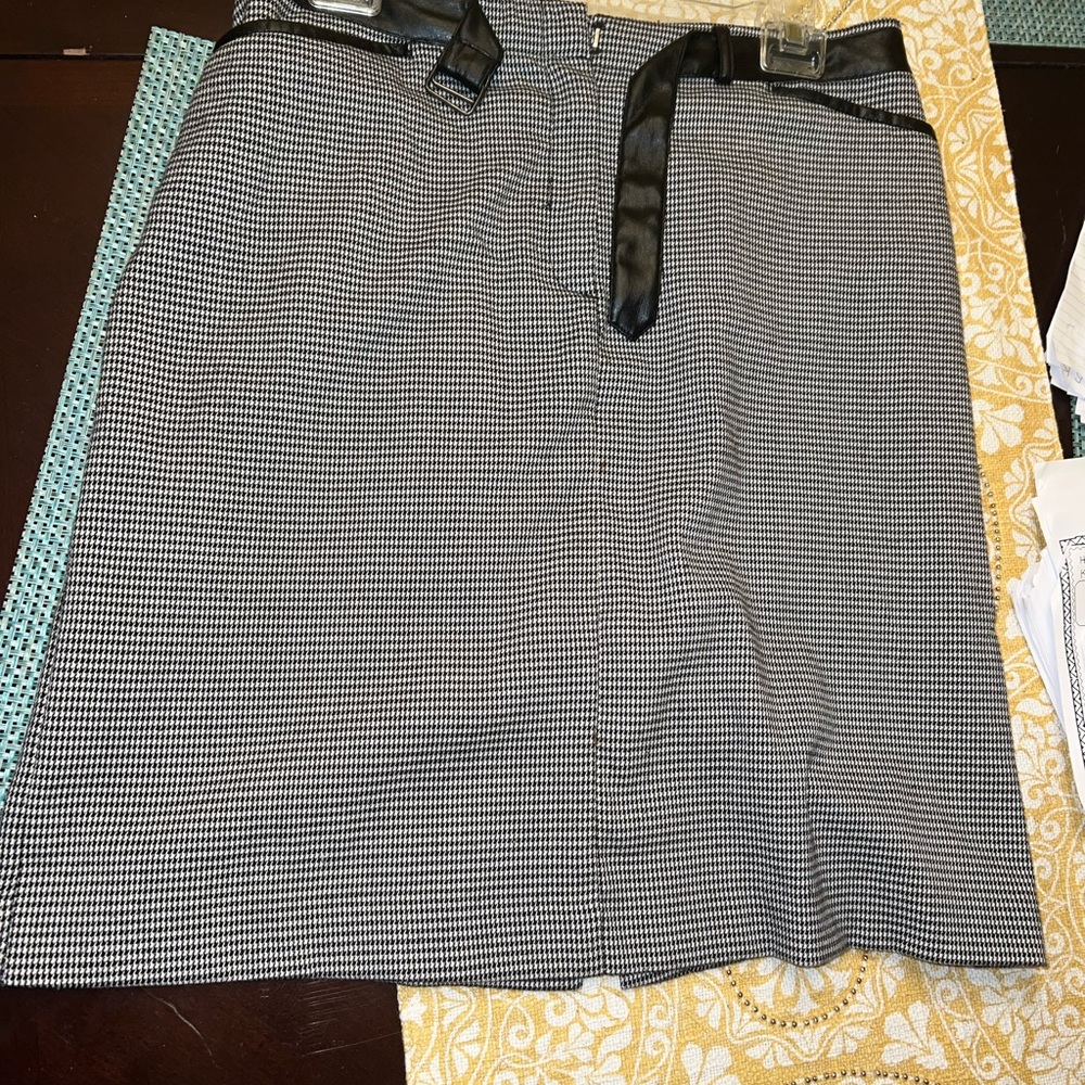 Style and Co black and white Houndstooth skirt 8P petite size with belt